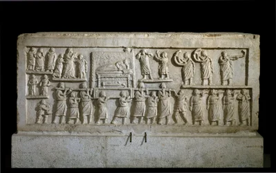 Romeinse kunst (Sabijnen): laagreliëf van de sarcofaag van Amiternum met een begrafenisstoet. 1e eeuw. L