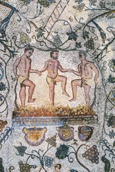 Romeinse kunst: oogstmozaïek. Detail met drie mannen die druiven pletten om most te verkrijgen. Romeins huis van het amfitheater. 3e eeuw na Chr. Mérida, Spanje - Romeinse kunst: mozaïek van de druivenoogst. Wijnpersen. Detail met drie mannen die druiven