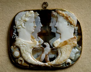 Romeinse kunst: Onyx camee (Gemma Claudia) met voorstellingen van keizerlijke paren Claudius en zijn vrouw Agrippina de Jongere en Germanicus