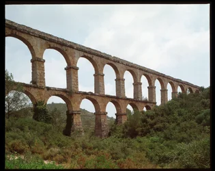 Romeinse kunst: uitzicht op het aquaduct van Tarragona (Aquaduct van de Ferreres of Pont du Diable) 1e eeuw, Spanje