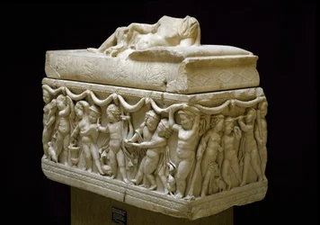 Romeinse oudheid: marmeren sarcofaag met reliëfs van kinderfiguren (cupido). Uit de necropolis van Isola Sacra in Ostia. Museo Ostiense, Ostia