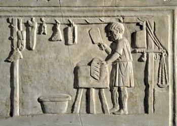 Romeinse kunst: een slager in zijn winkel Bas-reliëf, Romeinse beschaving, 2e eeuw n.Chr., Rome, Museum van de Romeinse Beschaving - Slager aan het werk in zijn winkel - Steenreliëf, 2e eeuw n.Chr. - Rome, Museum van de Romeinse Beschaving