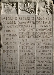 Romeinse kalender van het Marsveld die de maanden (oktober, november, december), de dagen met de sterrenbeelden en tekens van de dierenriem (Weegschaal, Schorpioen, Boogschutter) en het bijbehorende landbouwwerk aangeeft. 1e eeuw v.Chr.-1e eeuw n.Chr.