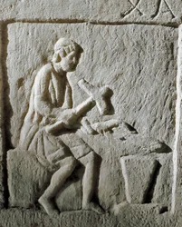 Romeinse kunst: detail van een stele met een smid die metaal slaat op een aambeeld