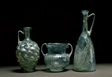 Romeinse kunst: glazen flessen en kruik