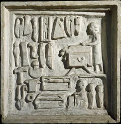 Romeinse kunst: interieur van een gebouw of werkplaats met verschillende gereedschappen. Laag reliëf. 1e eeuw n.Chr. Rome, Museo della Civilta Romana