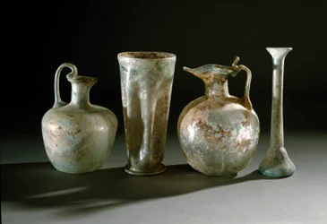 Romeinse kunst: kruiken, kannen en glazen vazen uit Pompeï. 1e eeuw. Museo Archeologico Nazionale, Napels