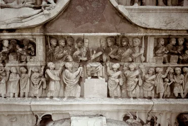 Romeinse kunst: laag marmeren reliëf dat de verdeling van subsidies aan het volk op het forum van Caesar voorstelt. 312-315 n.Chr. Boog van Constantijn, Rome