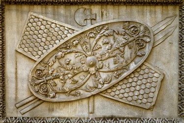 Romeinse kunst: laag reliëf versiert een schild en wapens van de Tempel van de Goddelijke Hadrianus