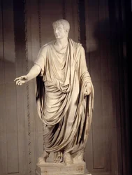 Romeinse kunst: marmeren standbeeld van keizer Tiberius (Tiberius Claudius Nero, 42 v.Chr.-37 n.Chr.), Romeins keizer. H. 2 m. Parijs, Louvre Museum