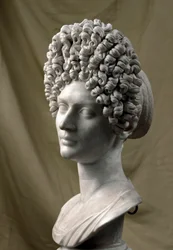 Romeinse kunst: portret van een dame uit de Flavische periode. 80-100 n.Chr. Marmeren sculptuur. H. 38 cm. Rome, Capitolijnse Musea