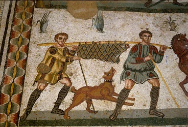 Romeinse kunst: twee slaven dragen een everzwijn. Detail van mozaïek van „Het kleine jachtgezelschap“, 315-350 na Chr. Piazza Armerina, Villa Romana del Casale
