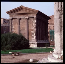 Romeinse kunst: uitzicht op de ruïnes van de Tempel van Portunus (tempel van mannelijke fortuin), archeologische site van het Boarium Forum, 70-80 AD, Rome, Italië
