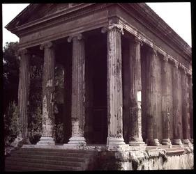 Romeinse kunst: uitzicht op de ruïnes van de Tempel van Portunus (tempel van mannelijke fortuin), archeologische site van het Boarium Forum, 70-80 AD, Rome, Italië