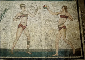 Romeinse kunst: jonge vrouwen die bal spelen. Jonge Romeinen bezig met fysieke oefeningen. Ze dragen een lendendoek rond de nieren en een strophium