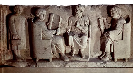 Romeinse beschaving. Reliëf met een schoolscène. Trier, vroeger in het Engels Treves genoemd, is een stad in Duitsland aan de oevers van de Moezel, aan het eind van de 1e eeuw v.Chr. door de Romeinen veroverd en hernoemd tot Trevorum