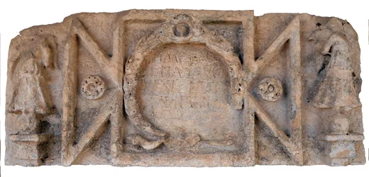 Romeinse inscriptie met vermelding van keizer Hadrianus uit het Caesarea hoog niveau aquaduct, Shuni, Israël, 2e eeuw na Christus (steen)