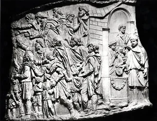 Offeringscène, een afgietsel van de Zuil van Trajanus, 113 na Christus