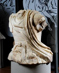 Gebeeldhouwd torso van een ruiter, vermoedelijk een kopie van een originele bronzen standbeeld van Alexander de Grote, c.75-25 BC