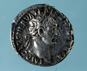 Zilveren munt met de beeltenis van de Romeinse keizer Nerva (26-98)