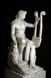 De Apollo Lyricine of Apollo met een lier. Romeins marmeren beeld naar het Griekse origineel. 3e eeuw v.Chr. Rome, Museo Nazionale Romano (Palazzo Massimo alle Terme)