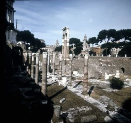 Het Caesar Forum begon in 54 v.Chr. en eindigde onder keizer Augustus (Octavianus) (63 v.Chr. - 14). Rome.