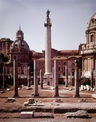 Het Trajanusforum en de Trajanuszuil (Colonna Traiana) in Rome gebouwd tijdens het bewind van keizer Trajanus (53-117). De Trajanuszuil herdenkt de overwinning van de keizer in Dacië