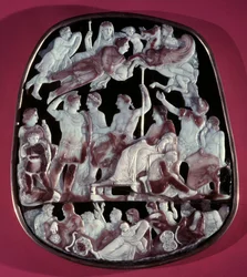 De grote camee van de Heilige Kapel of Camee van de Apotheose van Augustus: 24 figuren worden weergegeven, waaronder de Romeinse keizer Augustus (in het midden), Caesar Germanicus, Tibere, Nero, Caligula en Livie (Livia Drusilla Augusta, 58 v.Chr.). Bovena