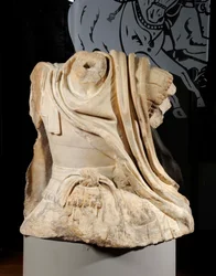 Torso van Lucio Licinio Murena geïnspireerd door de te paard Alexander van de bronzen groep van Lysippos gewijd aan Dion, 67 AD (marmer)