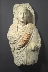 Grafbeeld van een vrouw, gevonden in Oxyrhynchos, 3e-4e eeuw (kalksteen met sporen van gesso en verf)