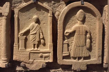 Stèles met menselijke figuren