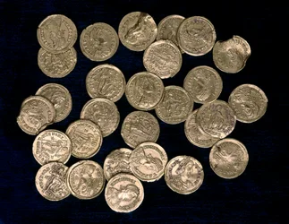 28 munten uit de periode van de West-Romeinse keizer Flavius Honorius en de Oost-Romeinse keizer Flavius Arcadius, 4e en 5e eeuw