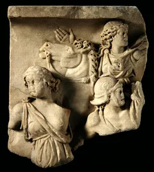 Een fragment van hoogreliëfsculptuur