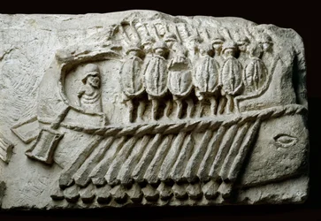 Gipsafgietsel van een Romeinse bireme oorlogsschip met gewapende soldaten (reliëf op rots)