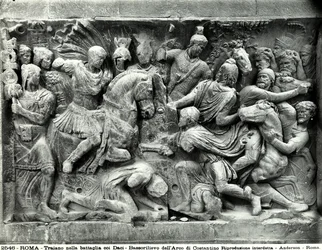 Detail van de grote Trajanus fries in de Boog van Constantijn, Romeins Forum (marmer)