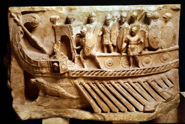 Laag Romeins reliëf dat een birem voorstelt. Een krokodil is te zien onder de boeg. Vaticaan, Vaticaanstad, monumenten, musea en pauselijke galerijen.