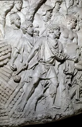 Romeinse kunst: Dacische krijgers die een steenwerper gebruiken tijdens de Eerste Oorlog in Dacië. Mal uit 1862 die de bas-reliëfs van de zuil van Trajanus in Rome reproduceert