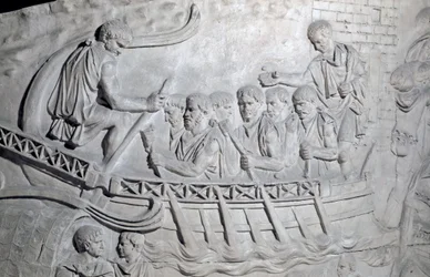 Romeinse kunst: Romeinse soldaten op een galei op de Donau tijdens de Eerste Dacische Oorlog. Gietvorm uit 1862 die de bas-reliëfs van de zuil van Trajanus (Colonna Traiana) in Rome reproduceert, gebouwd tijdens het bewind van keizer Trajanus (53-117)