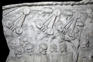 Romeinse kunst: oorlogsmachines tijdens de Tweede Oorlog. Gietvorm uit 1862 die de bas-reliëfs van de zuil van Trajanus (Colonna Traiana) in Rome reproduceert, gebouwd tijdens het bewind van keizer Trajanus (53-117)