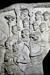 Romeinse kunst: krijgers die Vexillum (Romeinse vaandels) dragen. Gietvorm uit 1862 die de bas-reliëfs van de zuil van Trajanus (Colonna Traiana) in Rome reproduceert, gebouwd tijdens het bewind van keizer Trajanus (53-117)