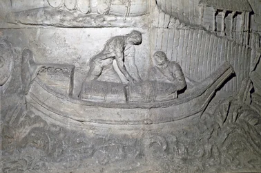 Romeinse kunst: boot laadt voorraden op de Donau tijdens de Eerste Dacische Oorlog. Gietvorm uit 1862 die de bas-reliëfs van de zuil van Trajanus (Colonna Traiana) in Rome reproduceert, gebouwd tijdens het bewind van keizer Trajanus (53-117)