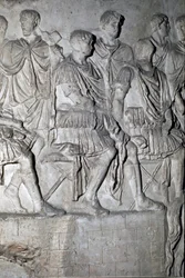 De Romeinse keizer Trajanus op de tribune die een krijgsraad houdt. Gietvorm uit 1862 die de bas-reliëfs van de Zuil van Trajanus reproduceert, gebouwd tijdens het bewind van keizer Trajanus (53-117).
