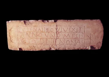 Romeinse oudheid: loculusplaat genaamd Jubenalis, grafschrift van een overleden kind