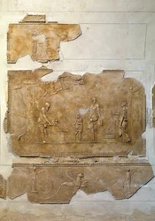 Romeinse kunst: inwijding in de mysteriën van Dionysus: viering van dionysische rituelen. Laag reliëf uit de omgeving van de Villa Farnesina. Rome, Museo Nazionale Romano (of Thermenmuseum)