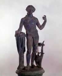 Romeinse kunst: standbeeld van Apollo in brons. Museum van Romeinse Oudheden in Rome