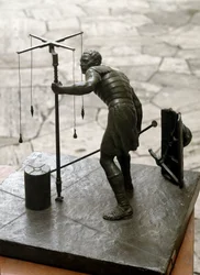 Romeinse kunst: de gromaticus. Een landmeter meet het land met behulp van een groma. Bronzen sculptuur. Rome, Museum van de Romeinse Beschaving