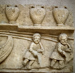 Romeinse kunst: het slepen van een boot geladen met vaten bestemd voor de handel (detail)