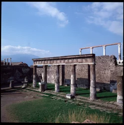 Romeinse kunst: uitzicht op de tempel van Apollo op de archeologische site van Pompeii (4e eeuw v.Chr.-2e eeuw v.Chr.), Italië