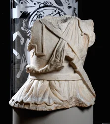 Gebeeldhouwd torso van een ruiter