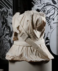 Gebeeldhouwd torso van een ruiter